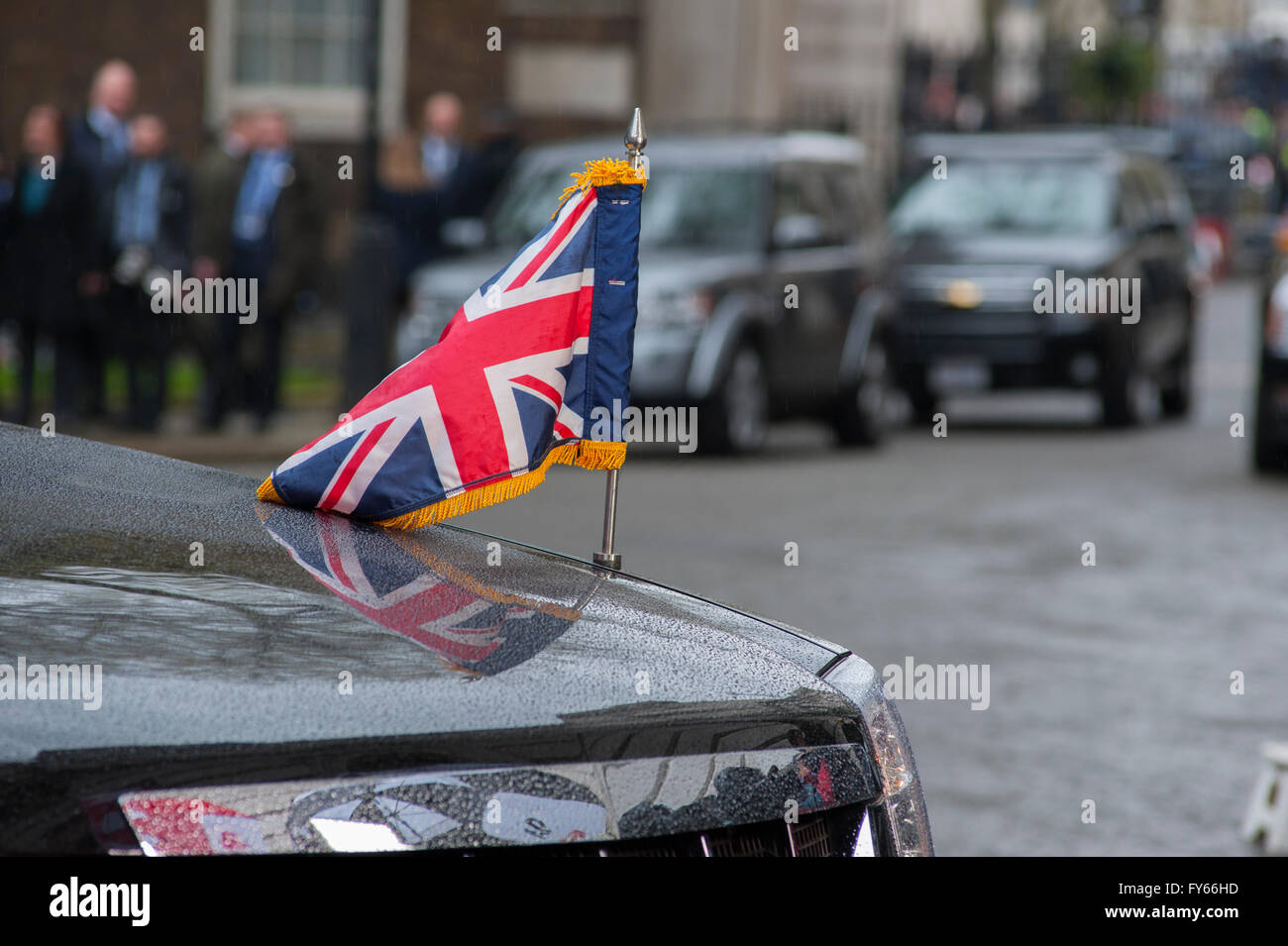 A Downing Street, Londra, Regno Unito. Il 22 aprile 2016. Bandiera dell'Unione pennant sullo stato presidenziale auto, la "bestia", una Cadillac personalizzata con blindati e sigillato interno. Credito: Malcolm Park editoriale/Alamy Live News. Foto Stock