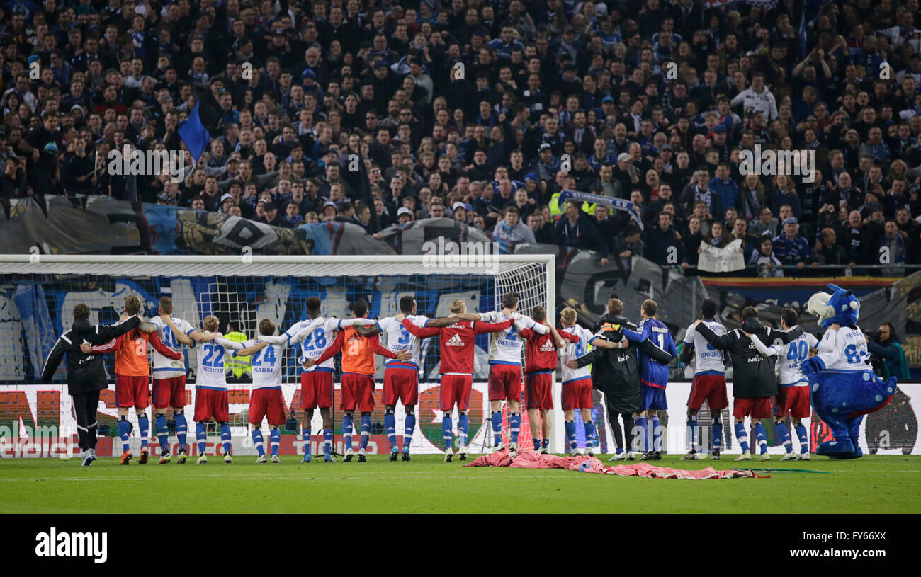 Amburgo, Germania. 22 apr, 2016. Amburgo applaude i giocatori i tifosi dopo la Bundesliga soccer match Hamburger SV vs Werder Brema ad Amburgo, Germania, 22 aprile 2016. Foto: Axel Heimken/dpa/Alamy Live News Foto Stock