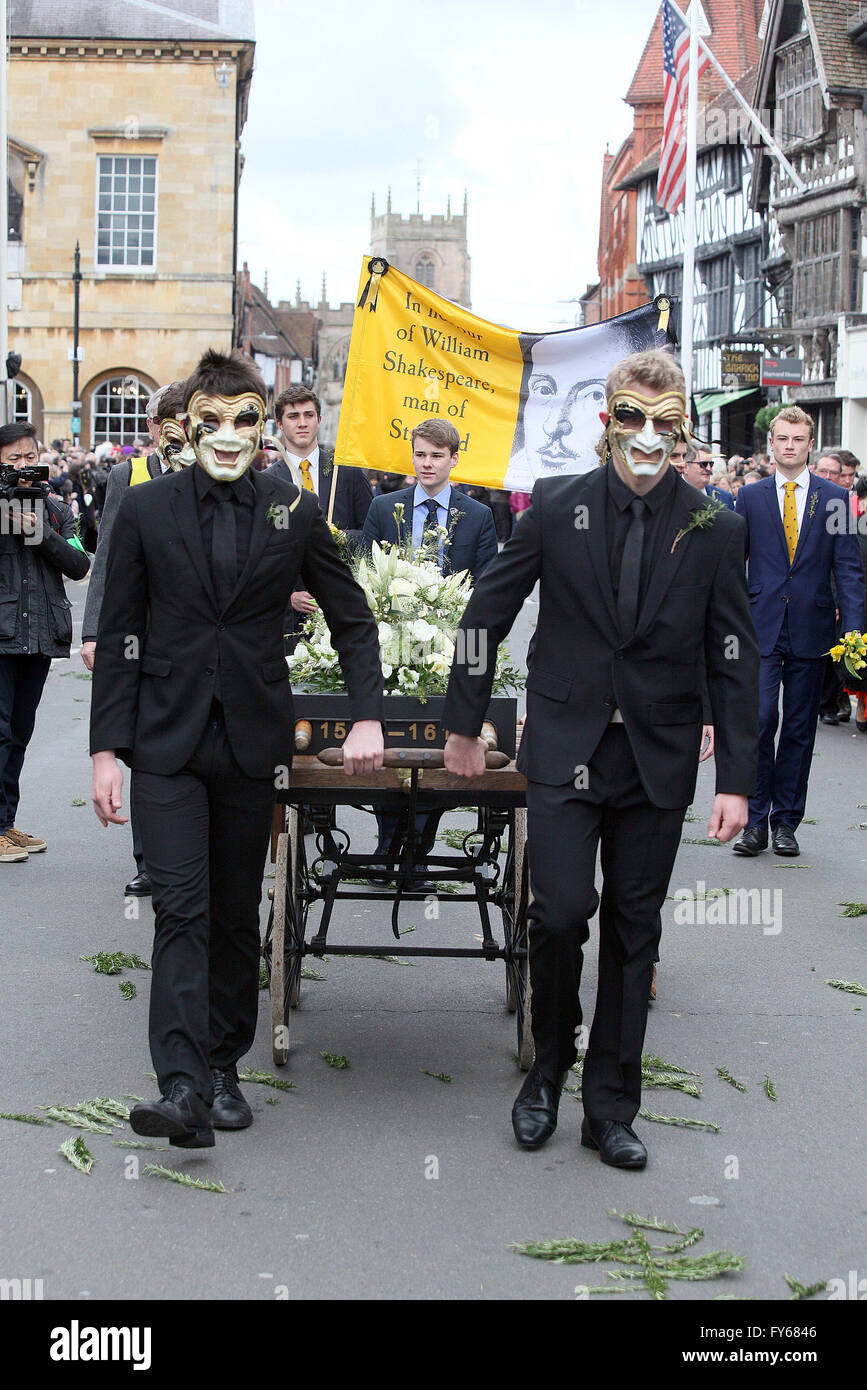 Stratford Upon Avon, Regno Unito, 23 Aprile, 2016. Centro città, Stratford Upon Avon, Warwickshire, Regno Unito Shakespeare feste di compleanno. L'annuale festa di compleanno di Shakespeare parade segnando il Bard il compleanno e 400 anni dalla sua morte. Nella foto: i ragazzi dalla scuola KES (King Edward School dove Shakespeare ha partecipato) indossare maschere di morte e roll un memoriale per il bardo attraverso le strade. Credito: Credito: Lucy Ford/Alamy Live News Foto Stock