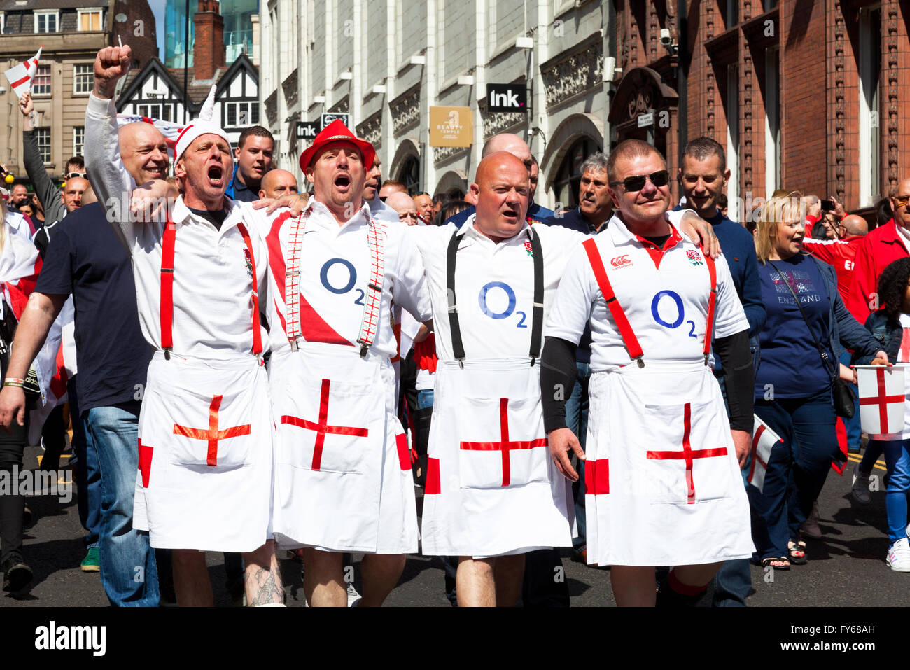 Piazza del Mercato Vecchio, Nottingham, Regno Unito Il 23 aprile 2016. La folla presso il St George's parata del giorno e la celebrazione in Nottingham la vecchia piazza del mercato. St George è il santo patrono dell'Inghilterra e St George's Day, che si celebra il 23 aprile, è tradizionalmente accettata come data di Saint George's morte nel 303 d.c. Credito: Mark Richardson/Alamy Live News Foto Stock