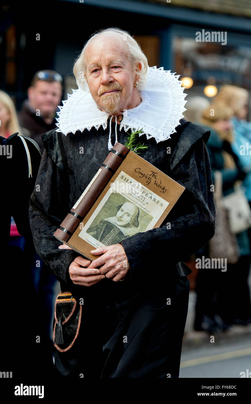 Stratford-upon-Avon, Warwickshire, Regno Unito. 23 apr, 2016. Per commemorare il compleanno e il quattrocentesimo anniversario della morte di William Shakespeare, un grande corteo sfila intorno al centro di Stratford-upon-Avon. Credito: Colin Underhill/Alamy Live News Foto Stock