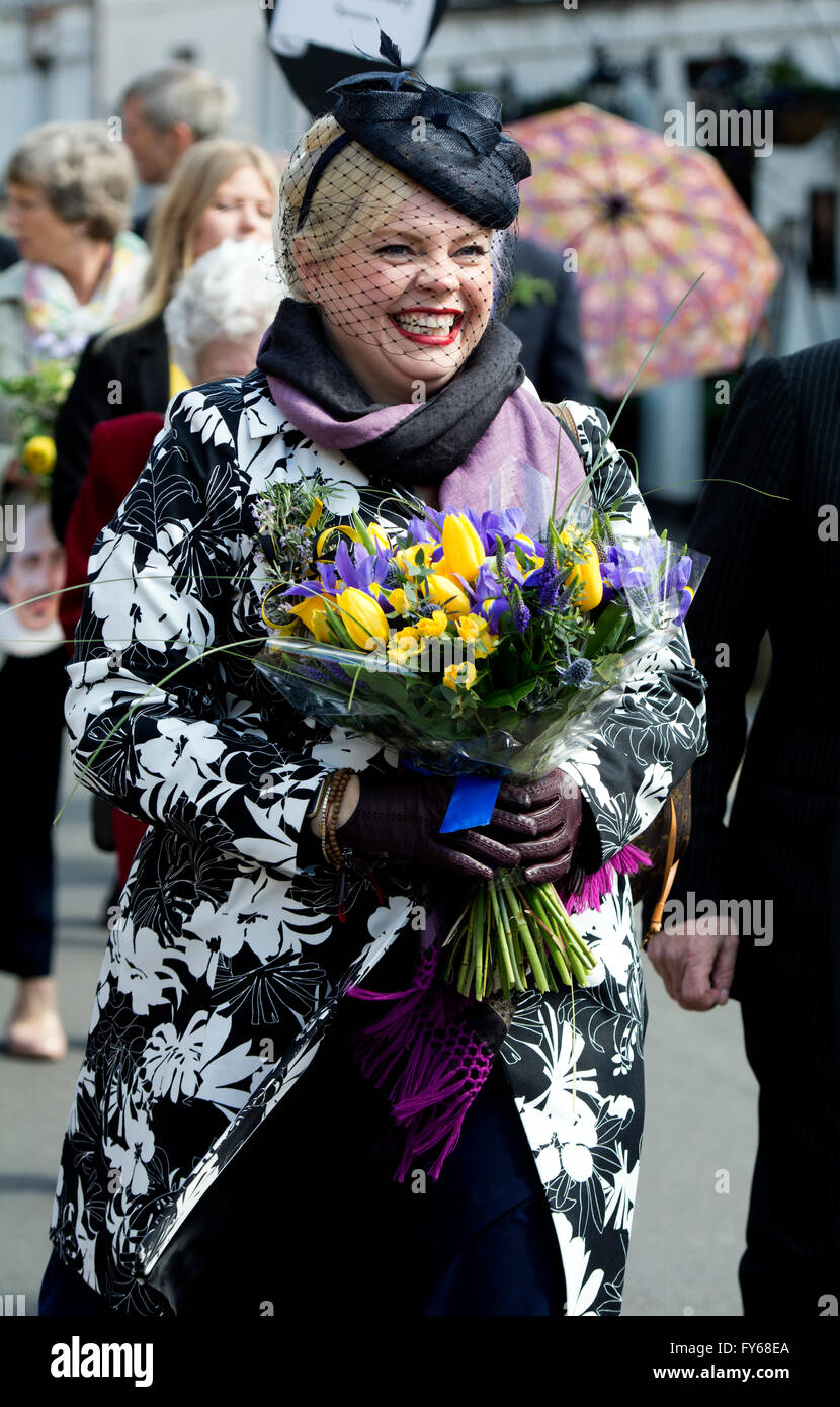 Stratford-upon-Avon, Warwickshire, Regno Unito. 23 apr, 2016. Per commemorare il compleanno e il quattrocentesimo anniversario della morte di William Shakespeare, un grande corteo sfila intorno al centro di Stratford-upon-Avon. Credito: Colin Underhill/Alamy Live News Foto Stock