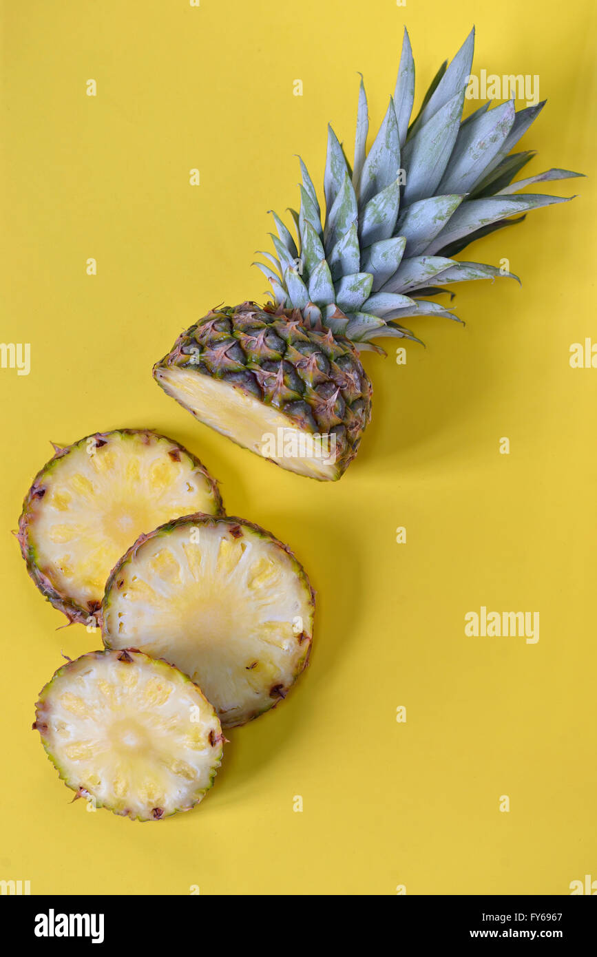 Fette di ananas isolato su sfondo giallo Foto Stock