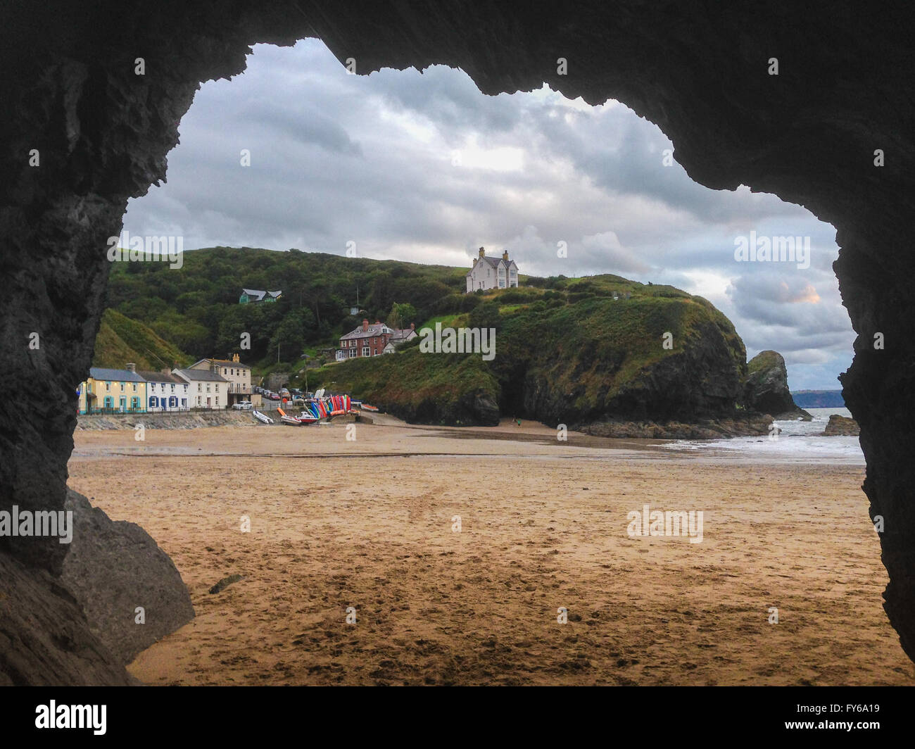Vista da dentro le grotte a Llangrannog beach in Ceredigion West Wales. La bellissima spiaggia sabbiosa è una meta turistica molto destin Foto Stock