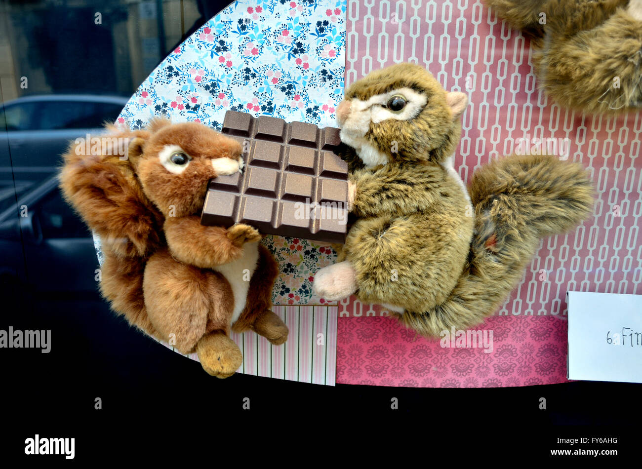 Praga, Repubblica Ceca. Negozio finestra display - scoiattoli mangiare barrette di cioccolato Foto Stock