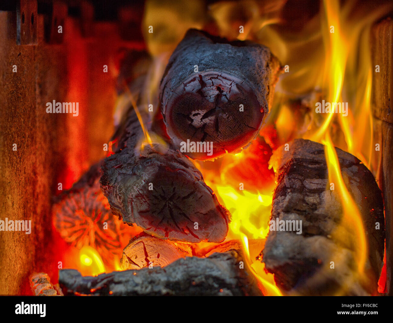 Stufa a legna logs sul fuoco, rossi, gialli, arance e fiamme. Foto Stock