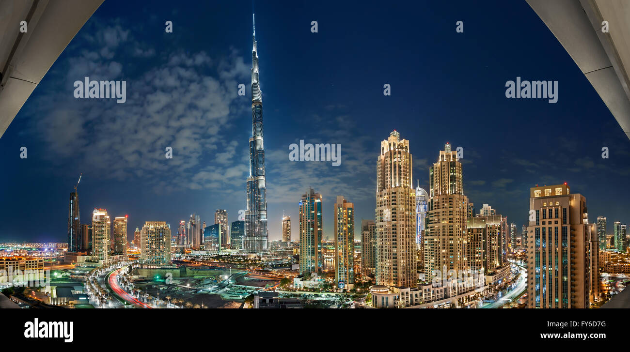 Panoramica Scena Notturna di Burj Khalifa circondato da torri del centro Foto Stock