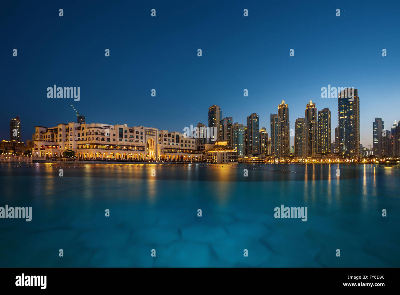 Nel centro cittadino di Dubai su un bellissimo tramonto chiara Foto Stock