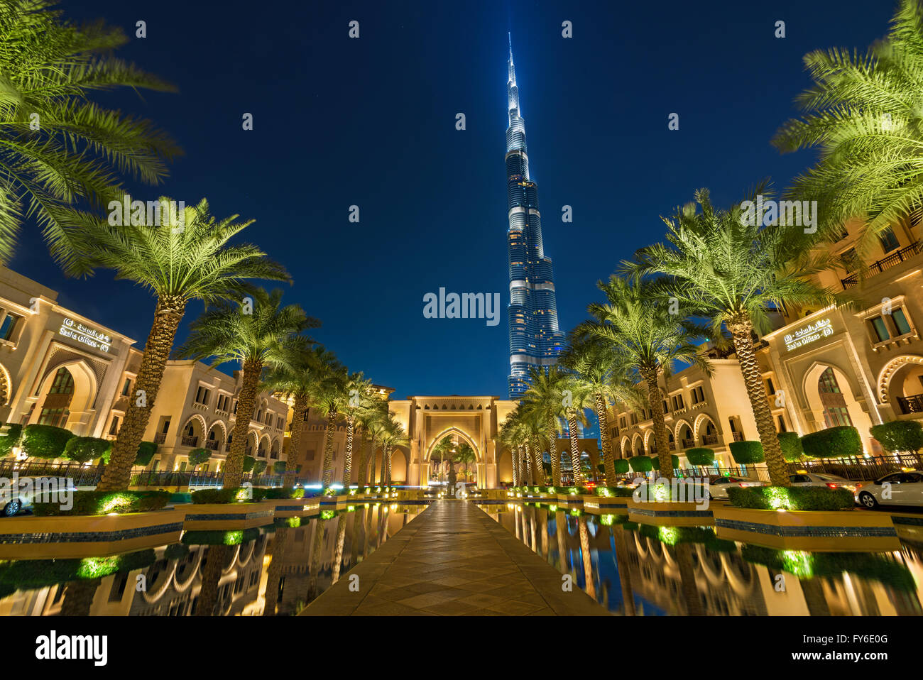 Dubai, UAE, 28 aprile 2013, il Burj Khalifa Tower vista dal Al Qasr Downtown Dubai - Emirati arabi uniti Foto Stock