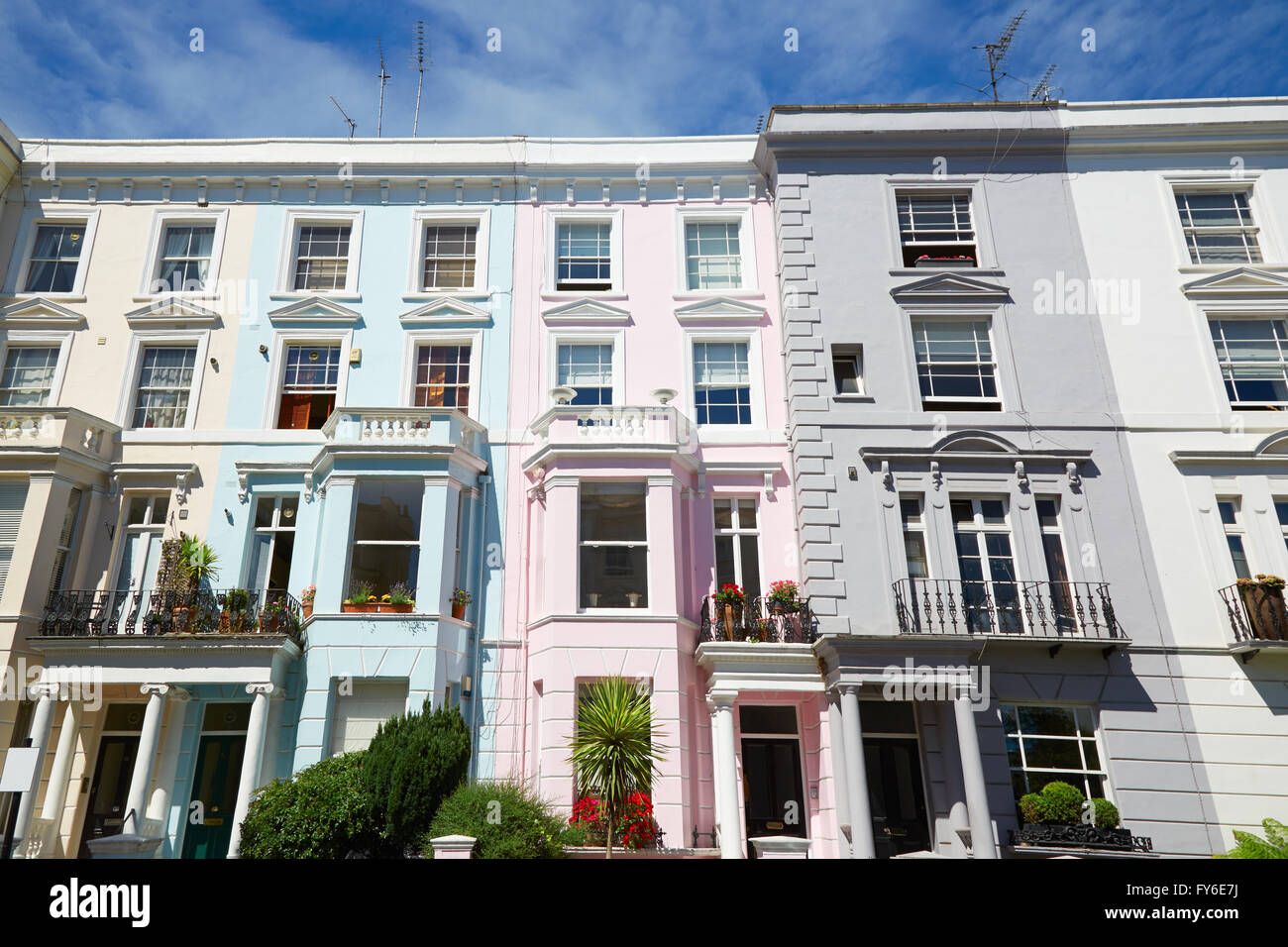 Colorate case inglesi di facciate in Londra, cielo blu in una giornata di sole Foto Stock