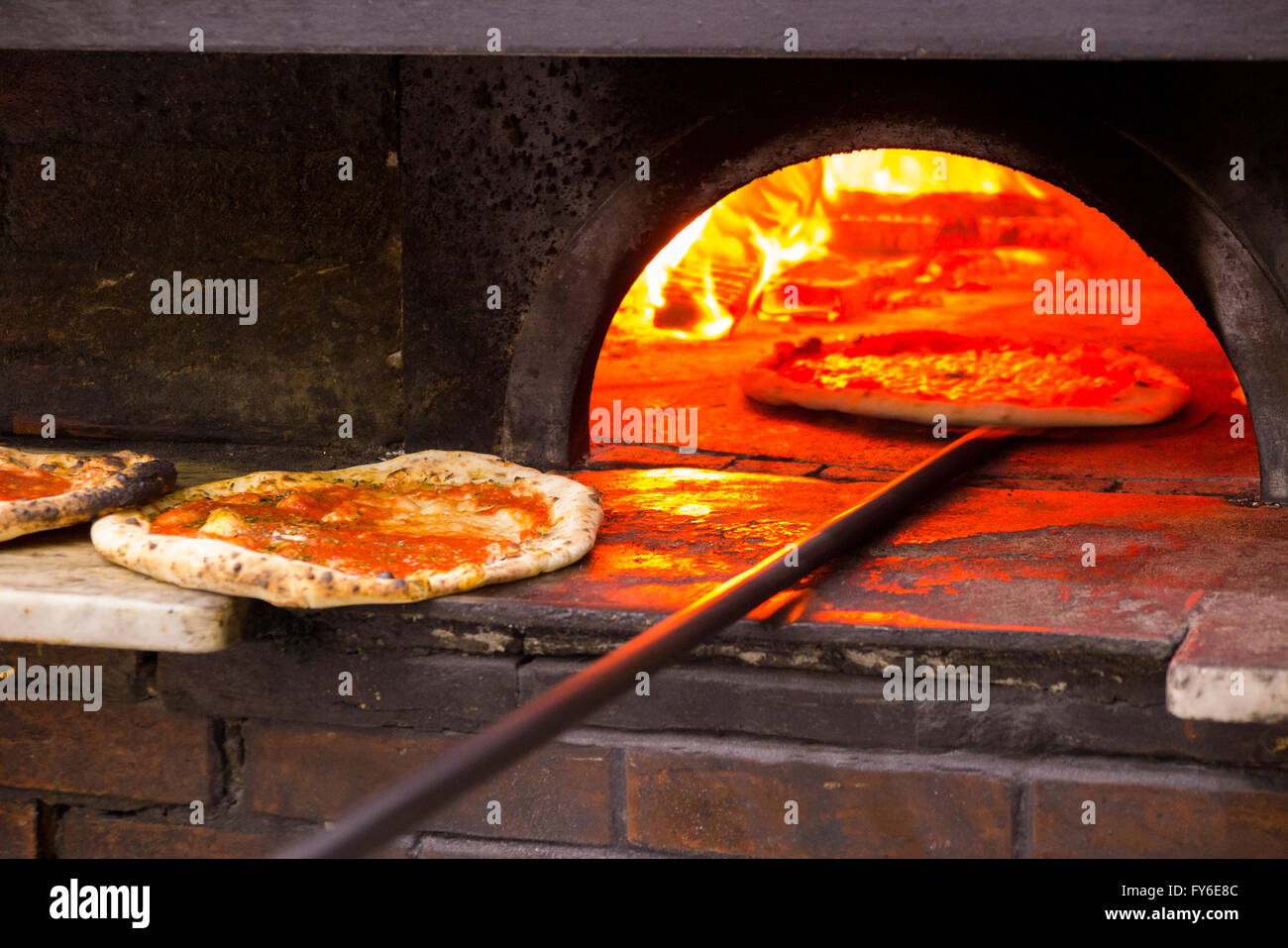 Guardando all'interno di un legno bruciando pizza forno a pizza appena  sfornati nel famoso ristorante Italiano a Napoli, Pizzeria da Michele Foto  stock - Alamy