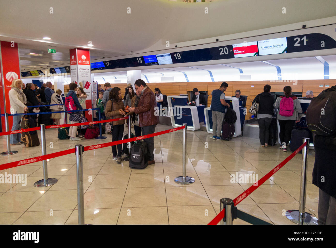 I passeggeri in partenza coda nella partenze check-in sala per verificare di  Napoli (Capodichino) Aeroporto Internazionale (NAP). L'Italia Foto stock -  Alamy