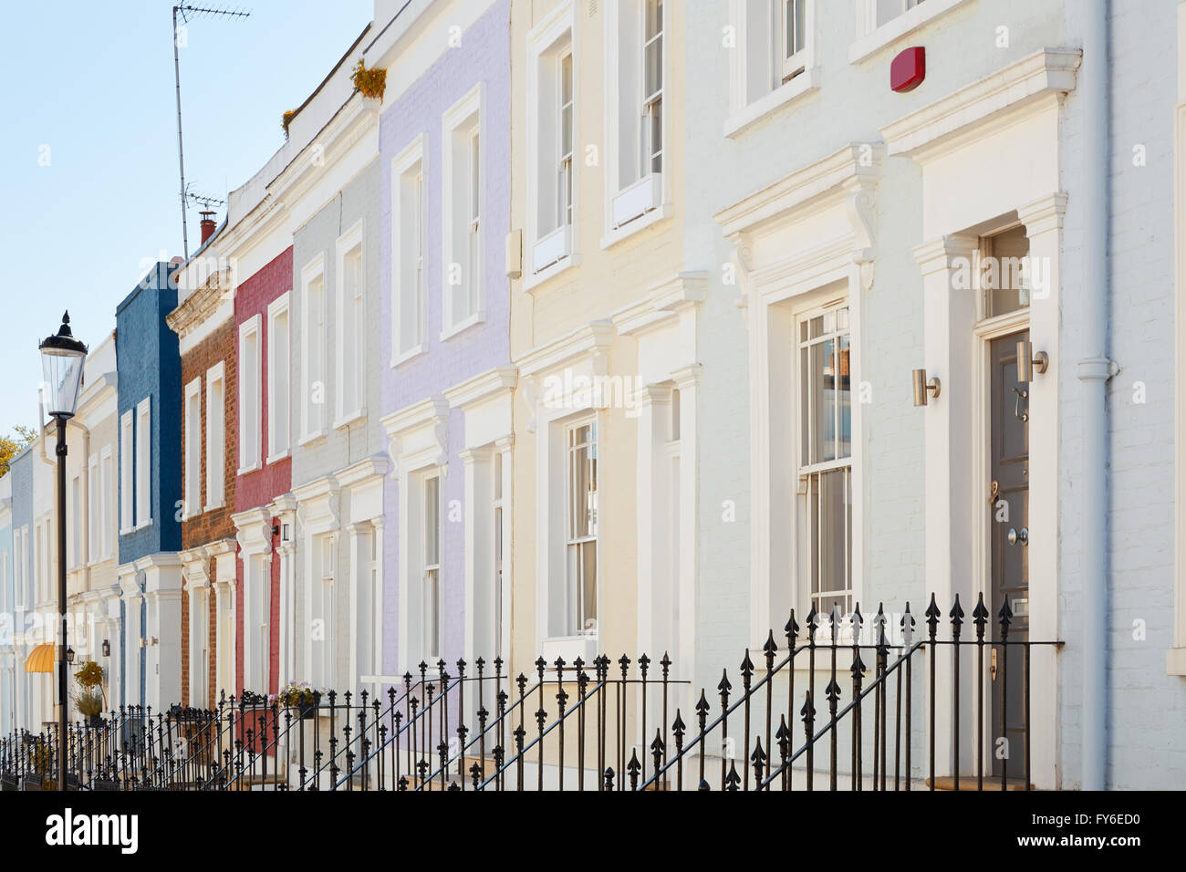 Colorate case inglesi di facciate in Londra Foto Stock
