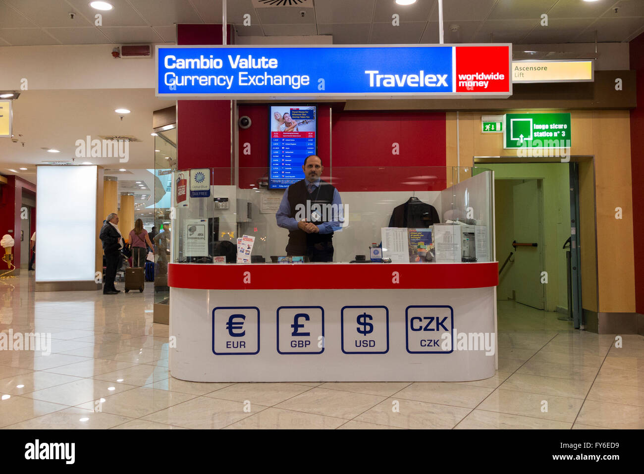 Bureau de Change Office gestito da Travelex presso l'aeroporto di Milano Linate, Italia. Foto Stock