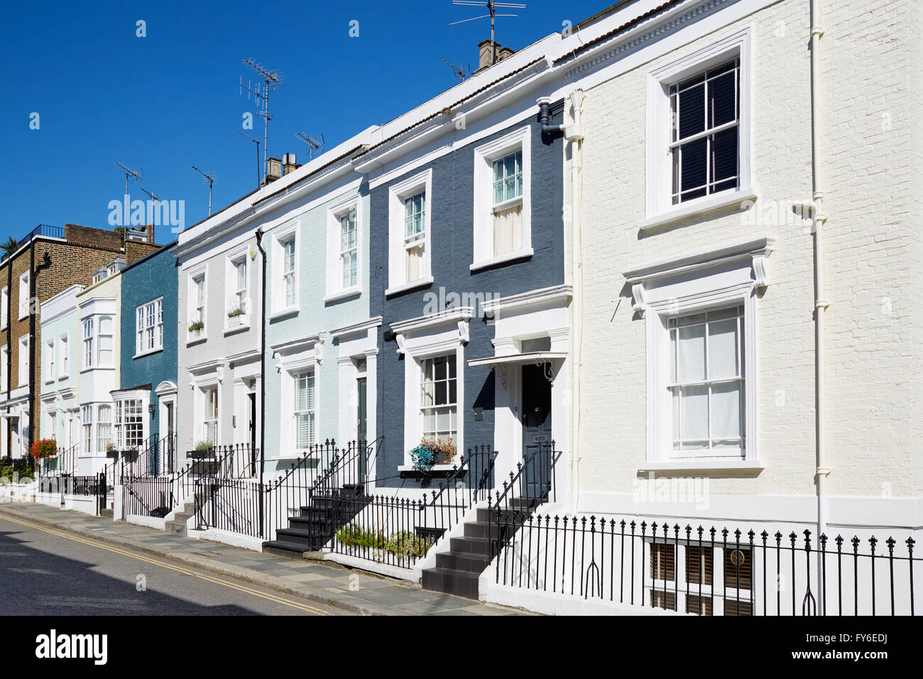 Colorate case inglesi di facciate in una giornata di sole a Londra Foto Stock