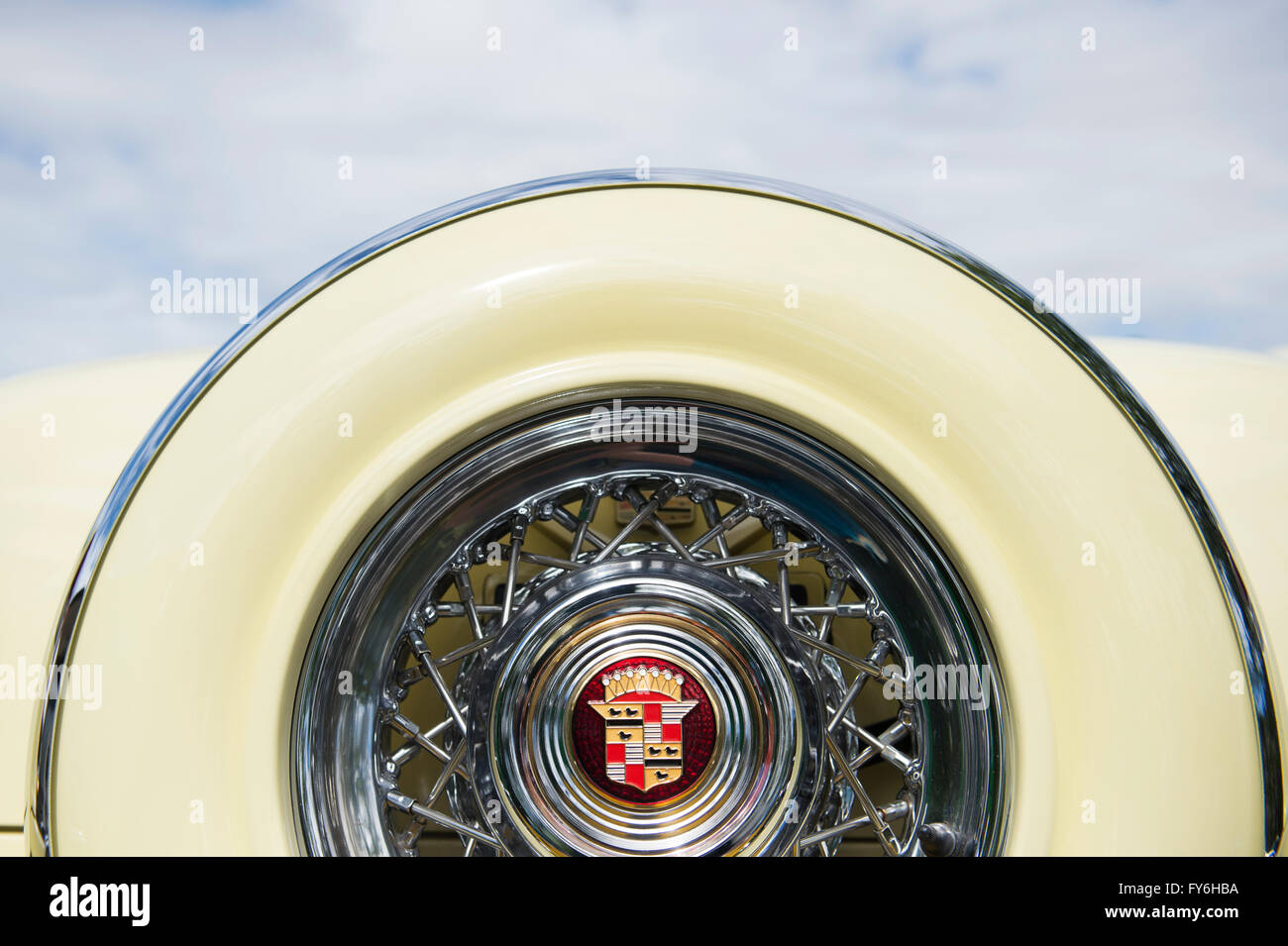 1954 Cadillac Eldorado Convertible auto ruota di scorta coperchio estremità posteriore dettaglio Foto Stock