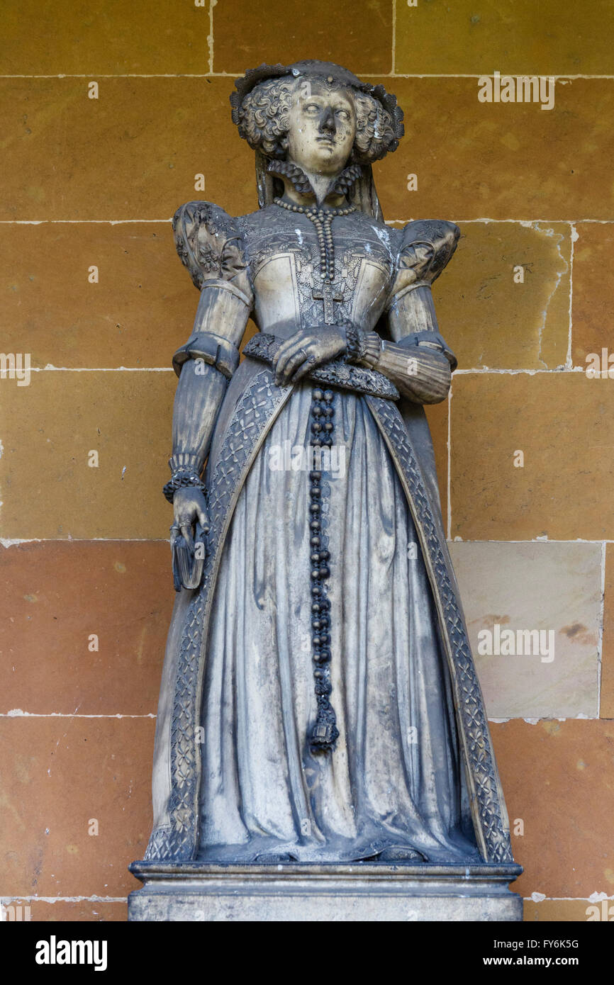 Statua di Bess di Hardwick presso Hardwick Hall, un paese Elizabethan House vicino a Chesterfield, Derbyshire, Regno Unito Foto Stock