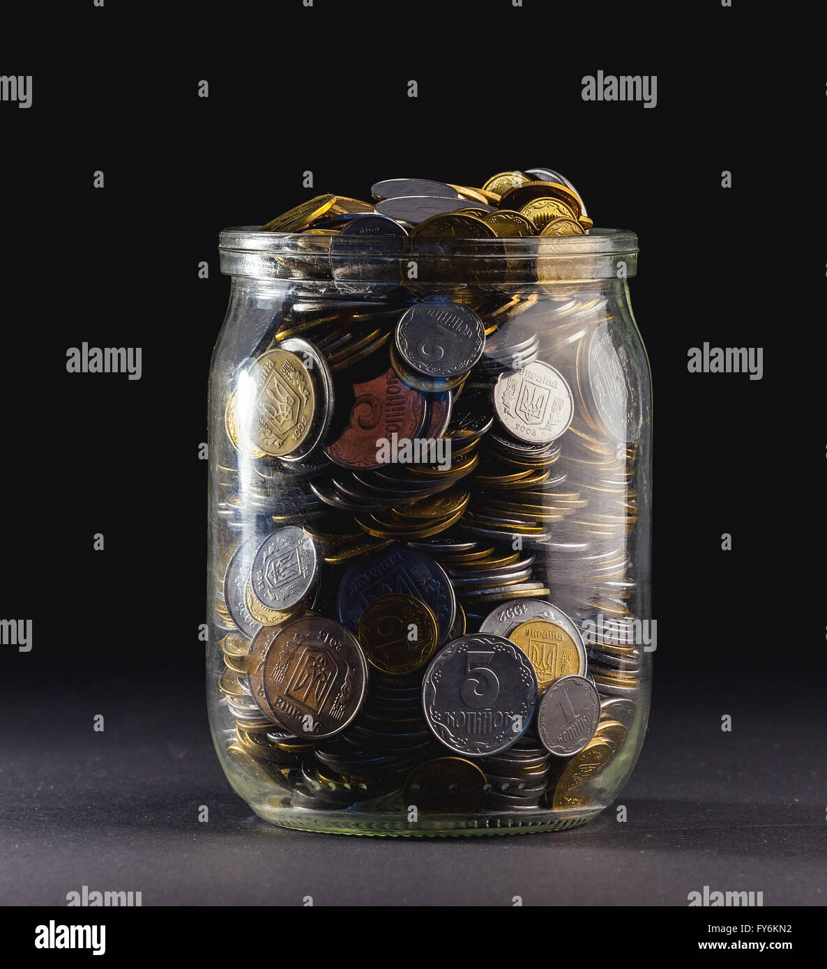 Vasetto di denaro isolata su uno sfondo nero Foto Stock