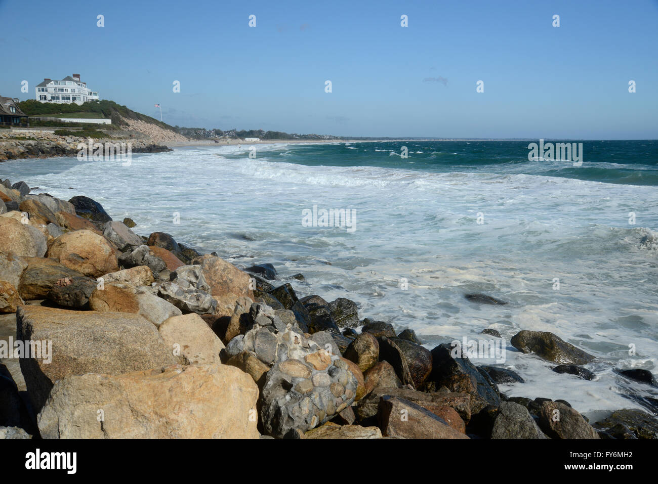 Onde si infrangono nelle rocce sulla costa in Watch Hill Rhode Island Foto Stock