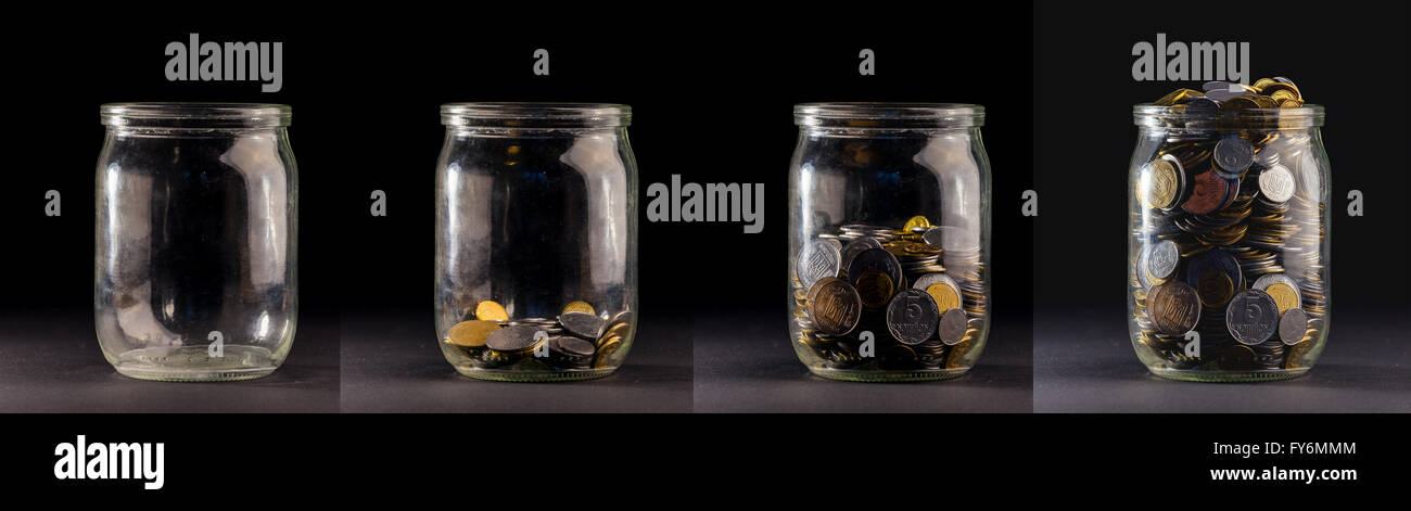 Vasi di vetro con le monete come schema, isolato - concetto di risparmio Foto Stock