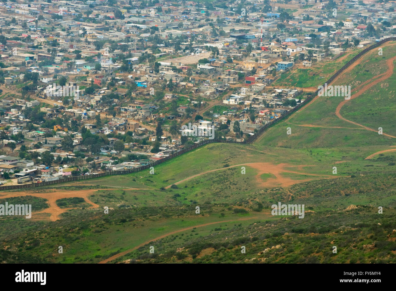 US-Messico recinzione di confine, divide Otay Mountain Wilderness e città messicana di Tijuana 1/24/09 Foto Stock US-Messico recinzione di confine, divide Otay Mountain Wilderness e città messicana di Tijuana 1/24/09 Foto Stock
