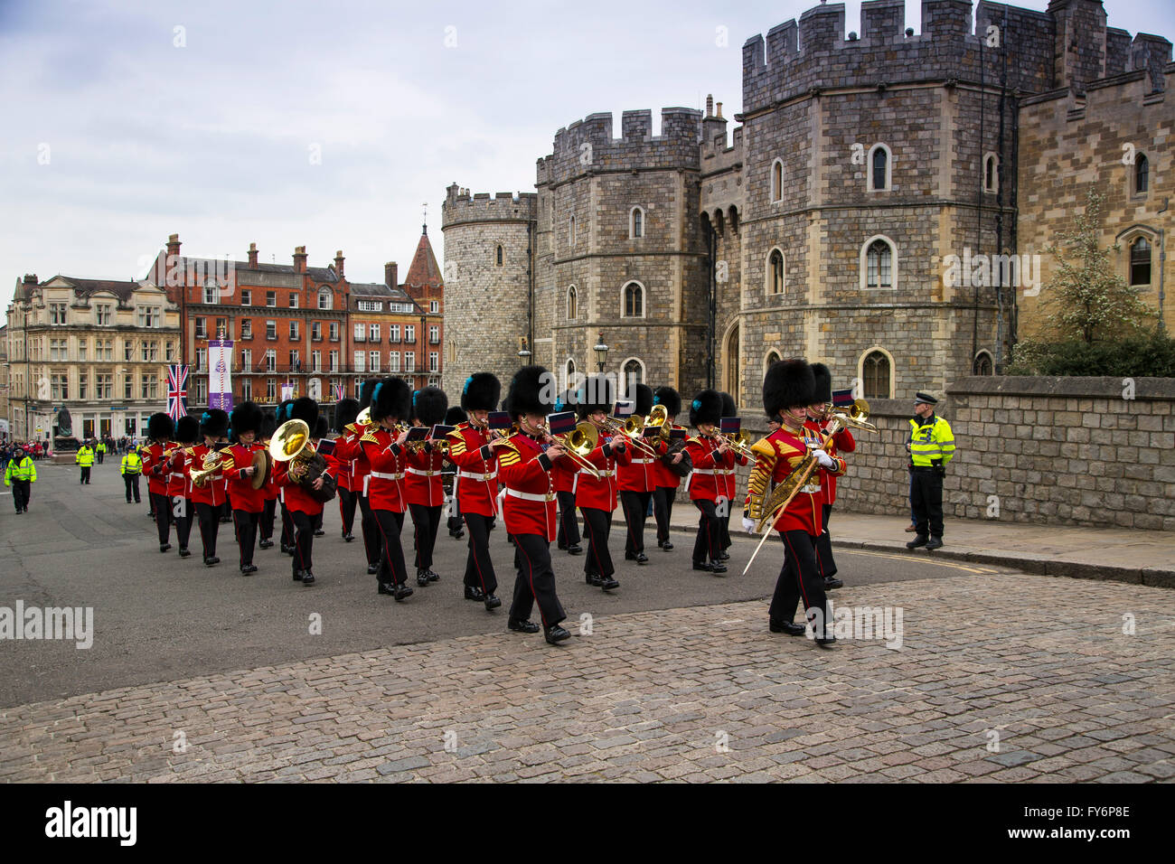 La banda di irlandese Guardie conducono il primo battaglione delle guardie Coldstream passato l'Henry VIII i cancelli del castello di Windsor Foto Stock