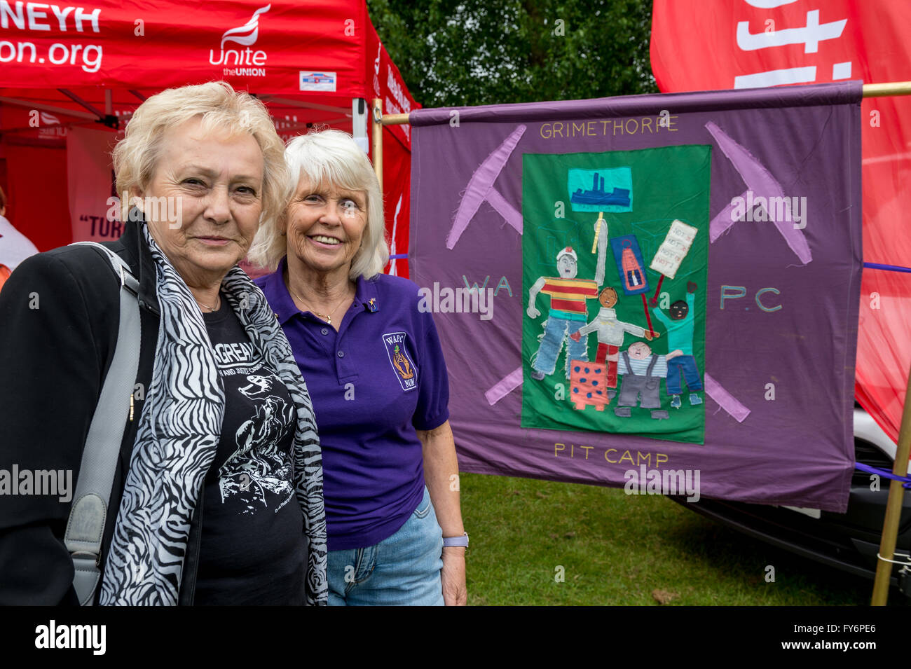 L-R Betty Cook e Anne Scargill (Donne contro la chiusura di sedi estrattive) Foto Stock