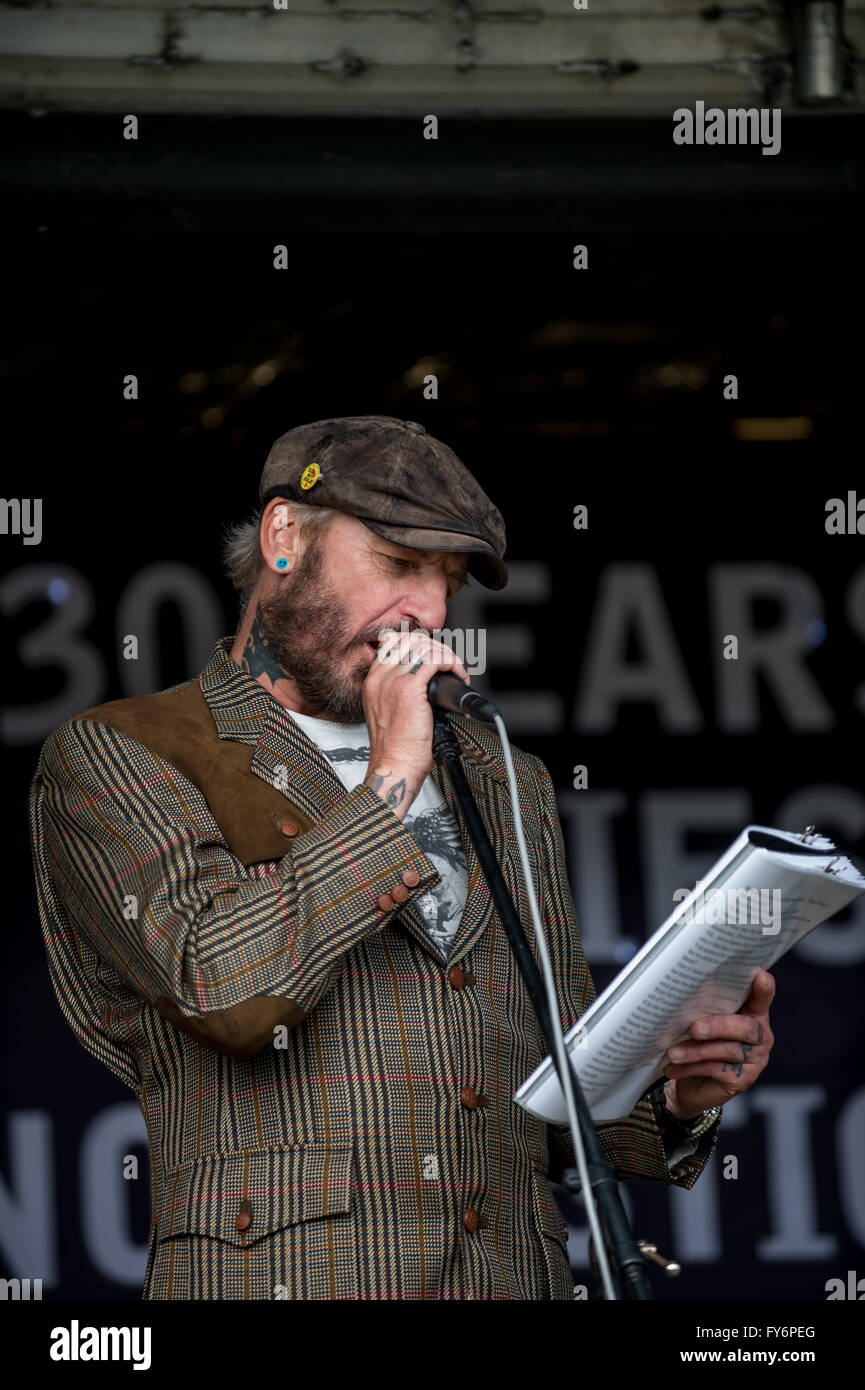 John Dunn, persone di poeta, parlando alla messa picnic organizzato dal Orgreave di verità e di giustizia la campagna Foto Stock
