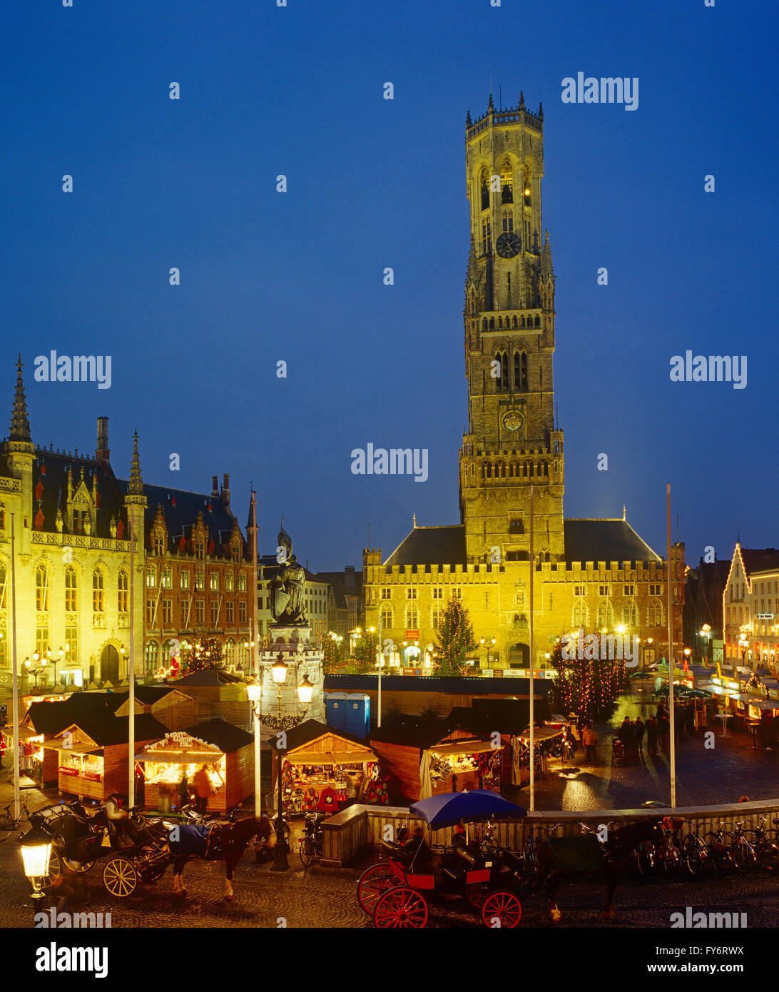Mercatino di Natale di Bruges, la piazza del mercato, Belgio Foto Stock