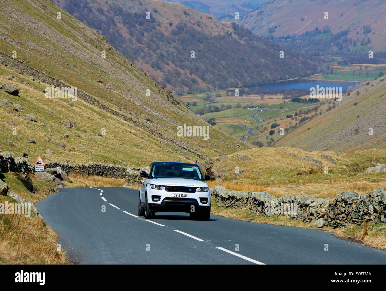 Range Rover su Kirkstone Pass (A592), Lake District National Park, Cumbria, Inghilterra, Regno Unito Foto Stock