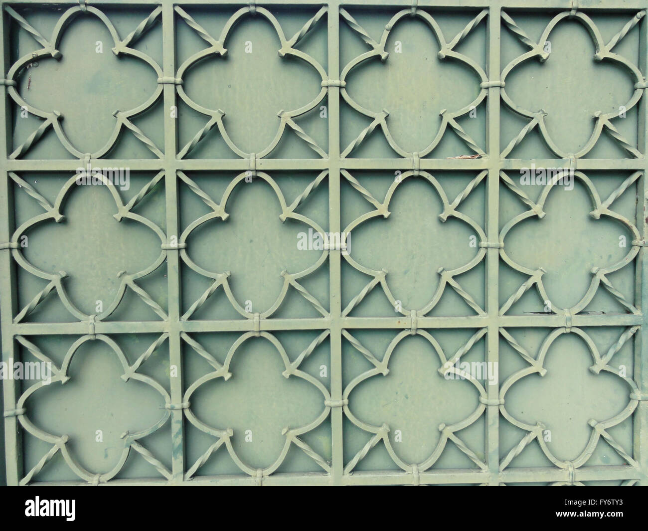 Green Star pattern sul gate di metallo buona per gli sfondi. Foto Stock