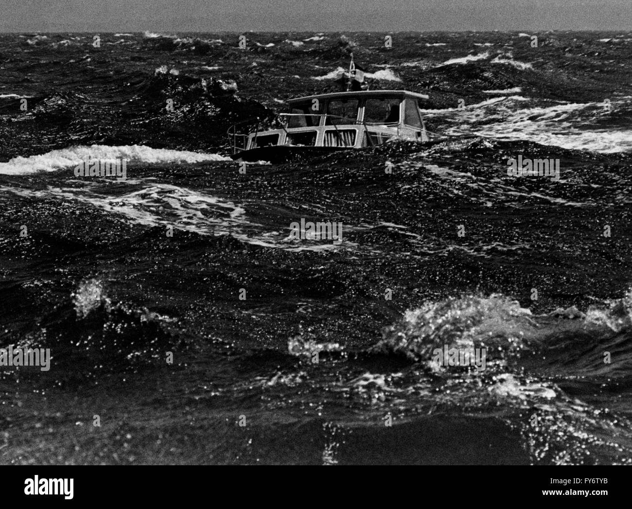 AJAXNETPHOTO. In mare del canale in lingua inglese. - Mare mosso - una piccola barca a motore lotte attraverso il mare agitato al largo delle coste francesi. Foto:JONATHAN EASTLAND/AJAX REF:YAB HWX CRUISER 75 01 Foto Stock