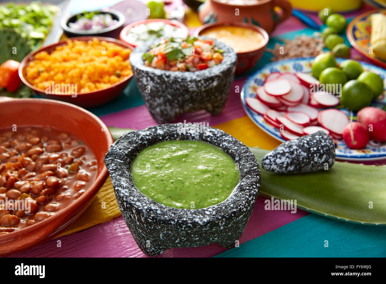 Salsa verde con pomodoro e peperoncino in un cibo messicano tabella Foto Stock