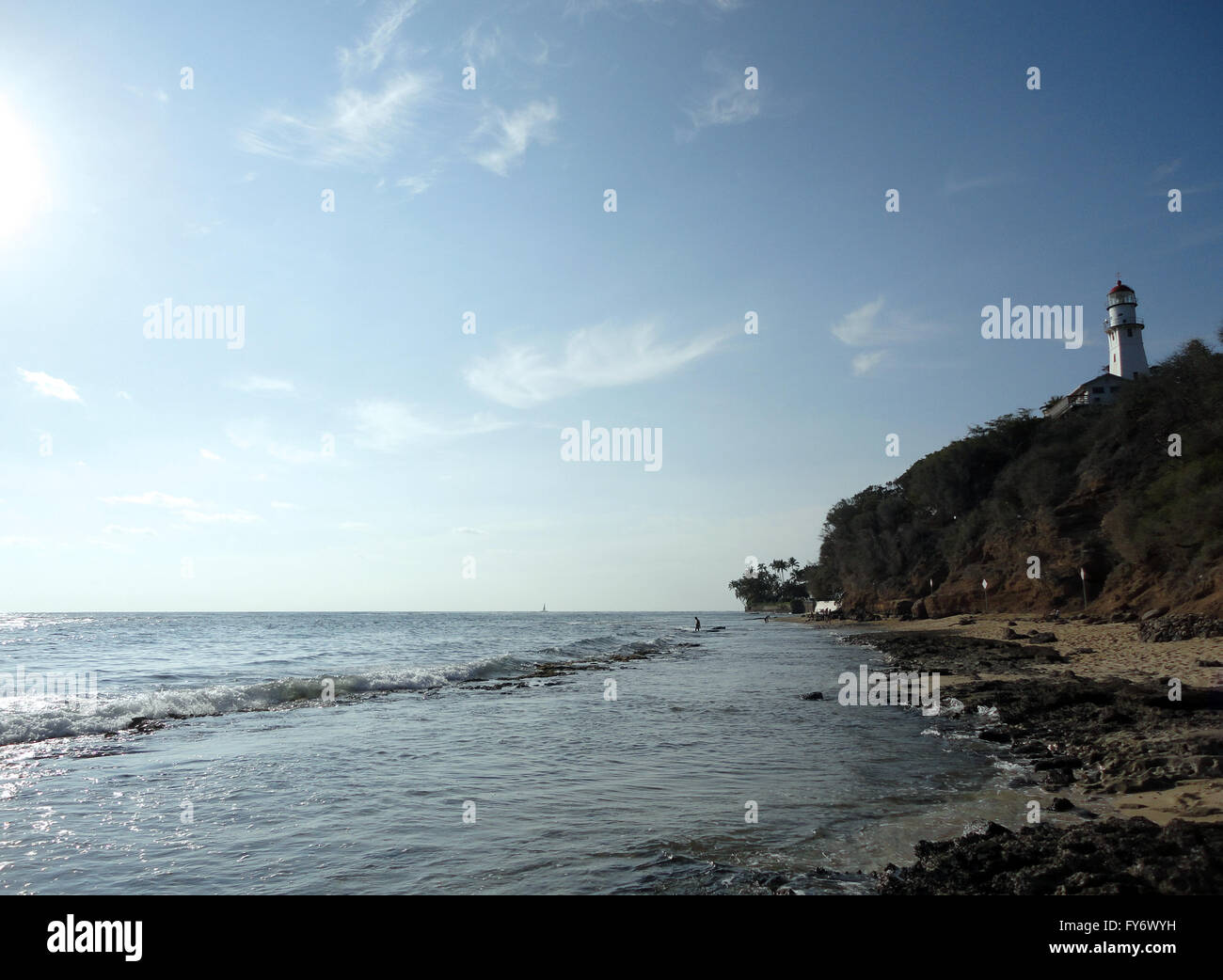 Diamond Head Lighthouse e spiaggia rocciosa al di sotto di Oahu Foto Stock