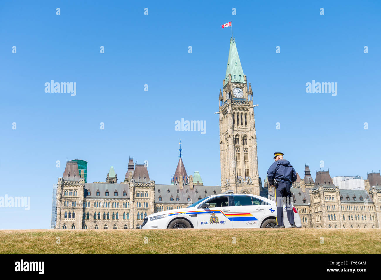 Ottawa, Canada - 15 Aprile 2016: UNA RCMP auto della polizia è parcheggiato di fronte ot il parlamento canadese ad Ottawa Foto Stock Ottawa, Canada - 15 Aprile 2016: UNA RCMP auto della polizia è parcheggiato di fronte ot il parlamento canadese ad Ottawa Foto Stock