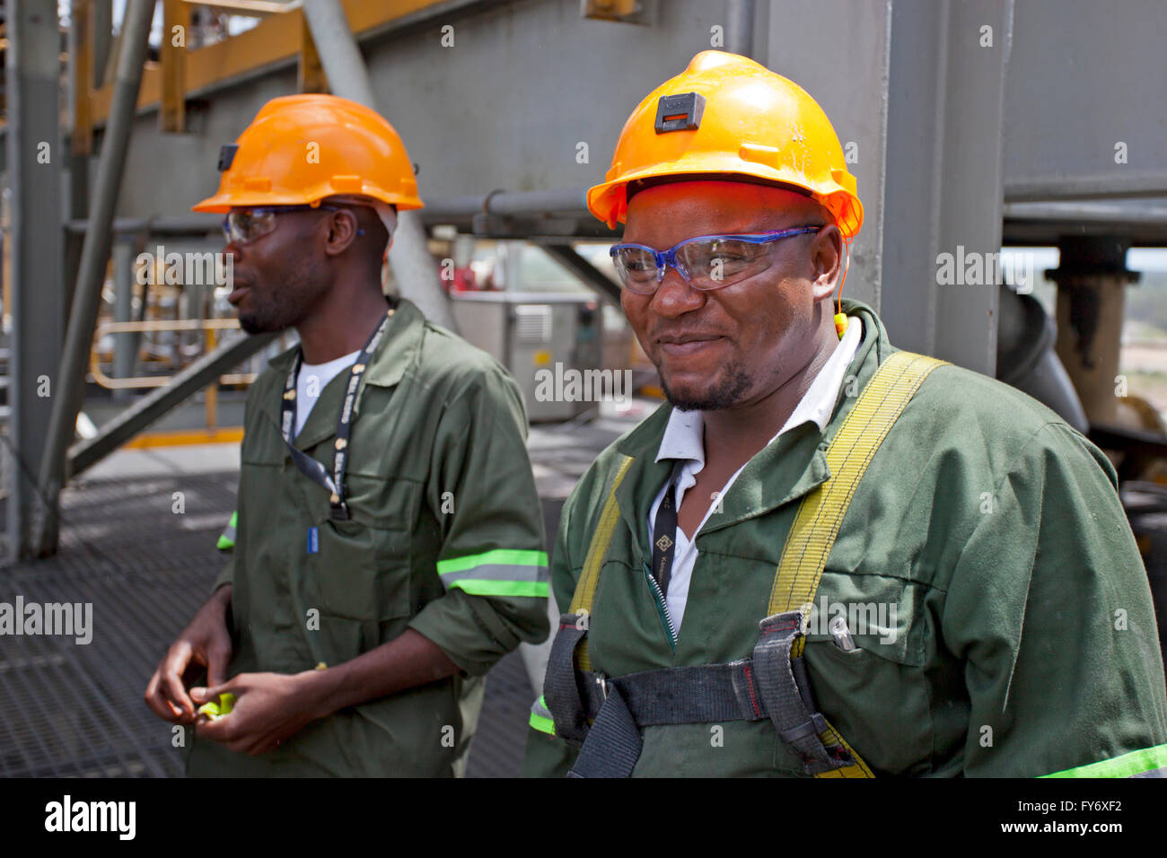 Sorridente minatori dello Zambia che indossa gli occhiali di sicurezza e duro cappelli Foto Stock