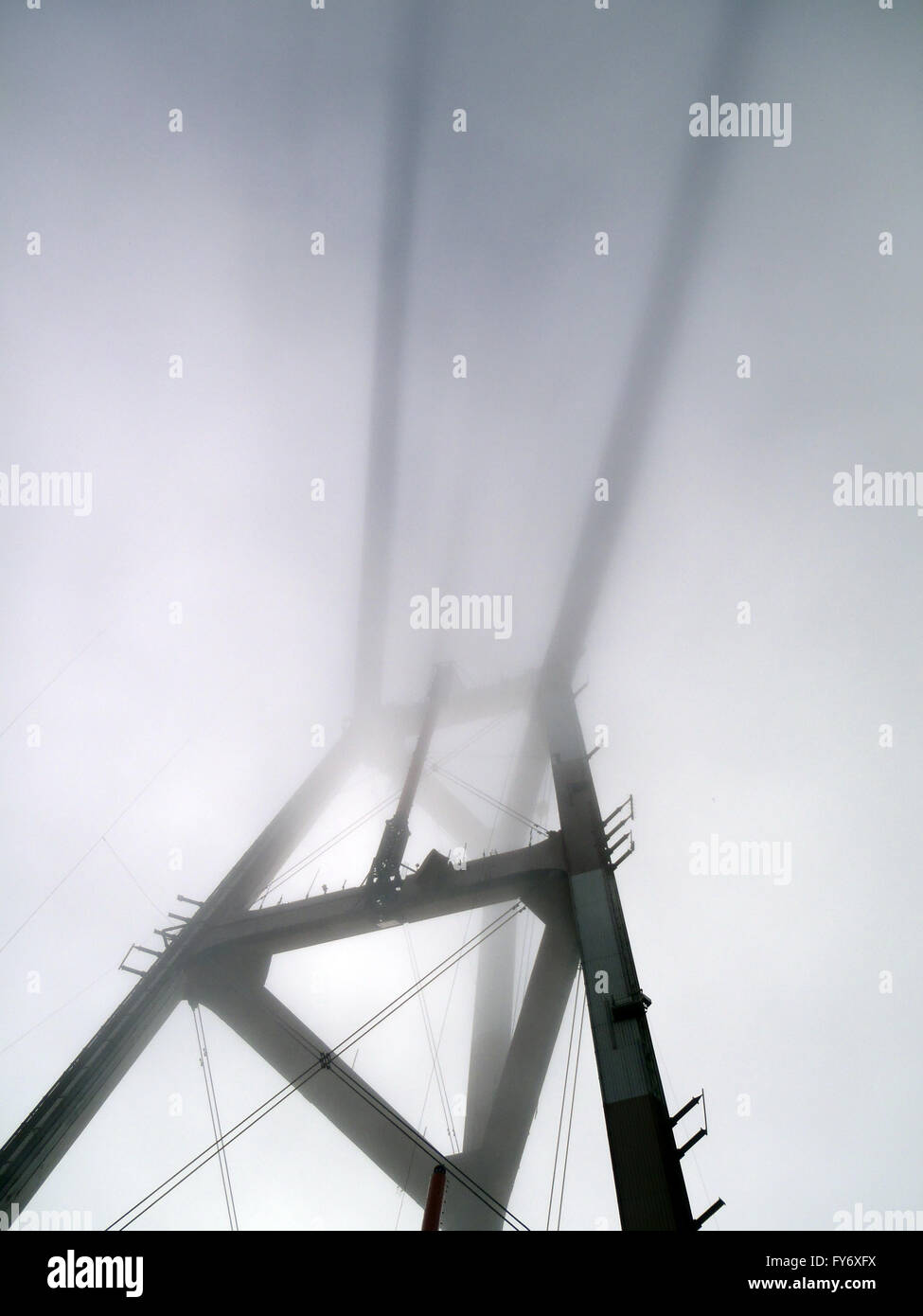 Sutro Tower - una triplice torre per antenna getta una lunga ombra nella nebbia sulle altezze di Clarendon in San Francisco guardando verso l'alto. Foto Stock