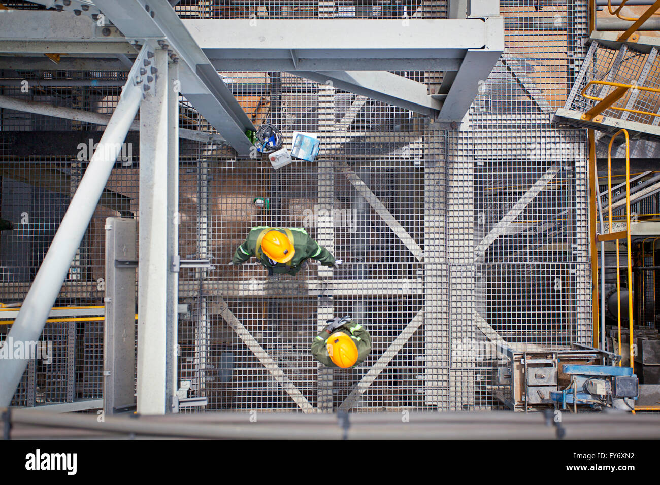 Vista aerea di due miei dipendenti in giallo elmetti di sicurezza Foto Stock