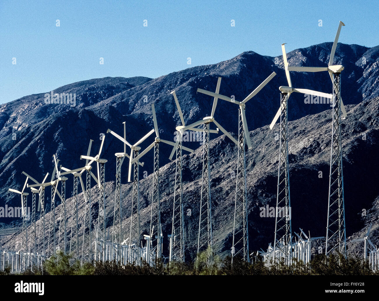 Le turbine eoliche in San Gorgonio Mountain Pass aiutano a fornire energia elettrica a Palm Springs e di altre comunità del deserto nella Coachella Valley in California, Stati Uniti d'America. Essi sono parte di uno dei più grande dell'America del fattorie del vento che ha più di 4.000 turbine si diffondono attraverso una zona di vento che copre il 70 miglia quadrate (181 chilometri quadrati). Eretto negli anni ottanta, queste sono state fra le prime turbine eoliche per generare elettricità in California del Sud. Foto Stock