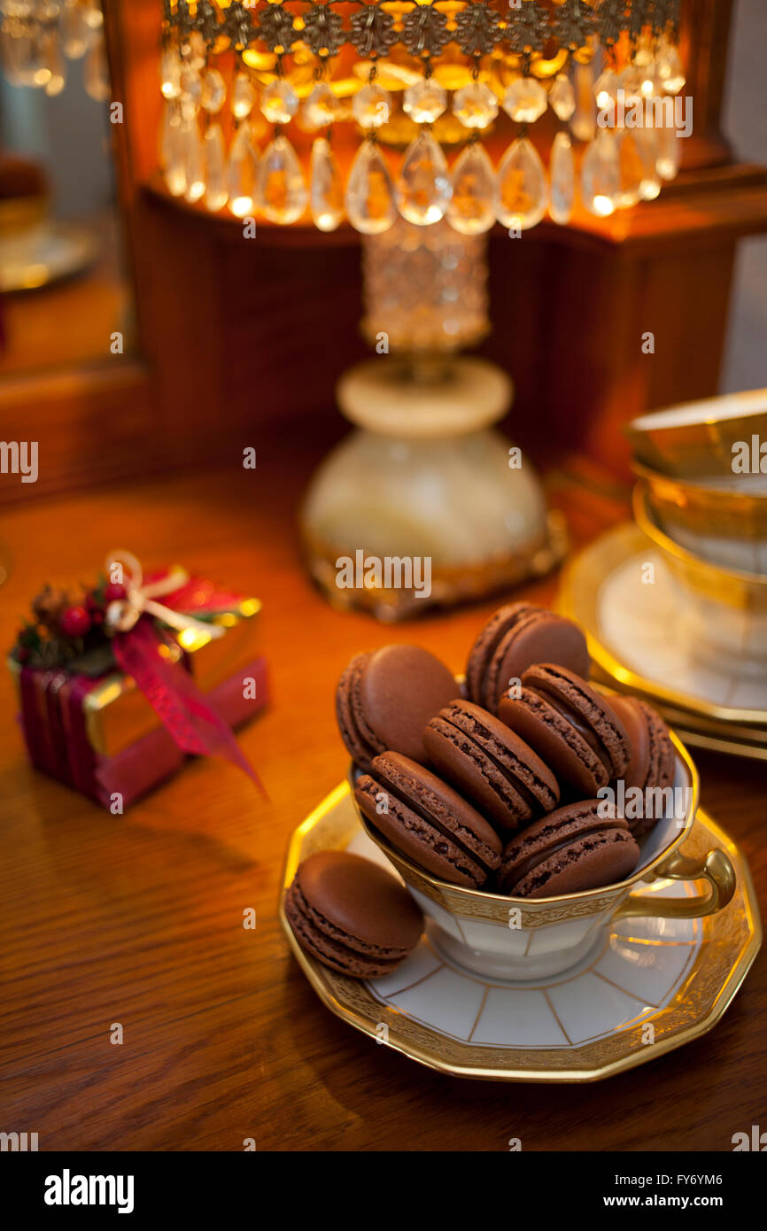 Amaretti al cioccolato in tazza Foto Stock