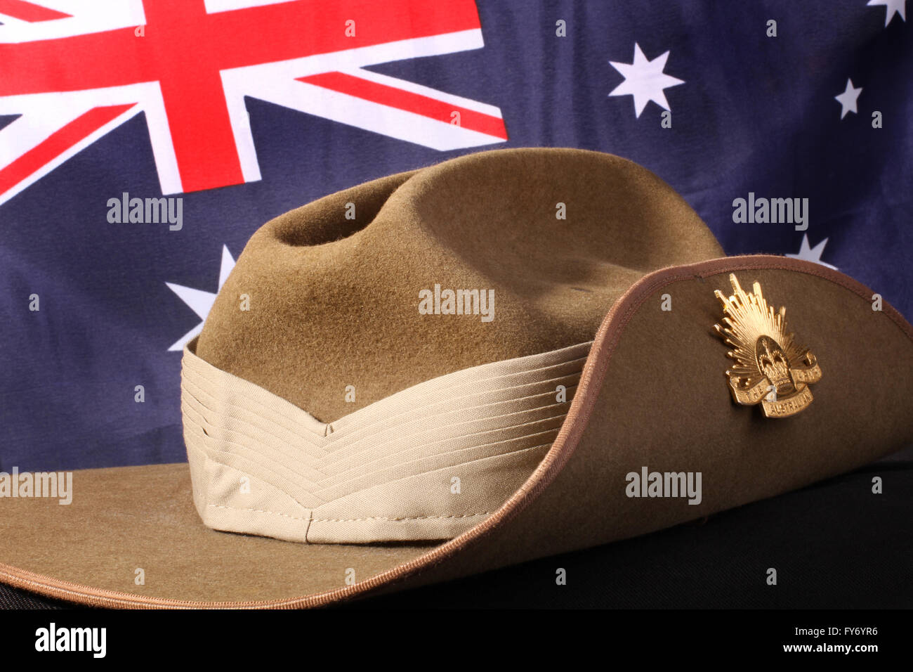 Esercito Australiano Slouch cappello con Rising Sun badge contro una bandiera australiana Foto Stock