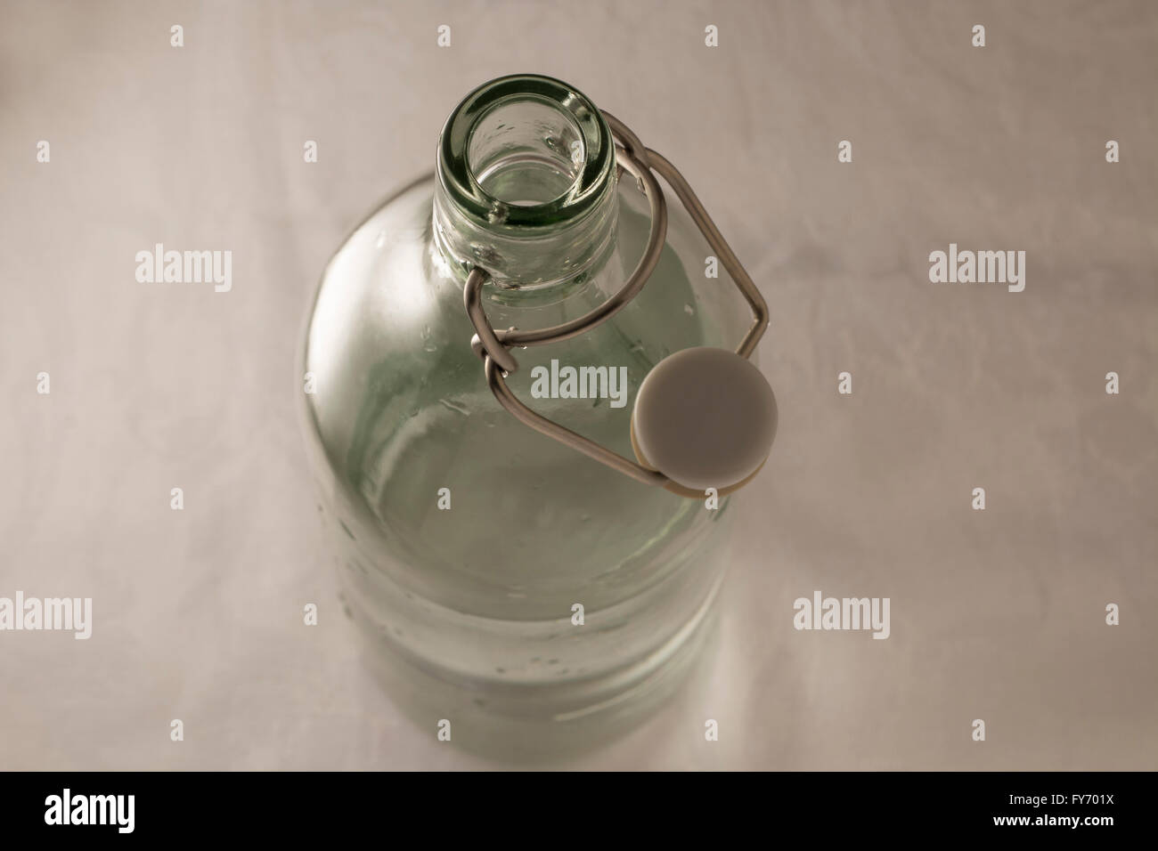 Bottiglia di vetro con tappo Foto Stock