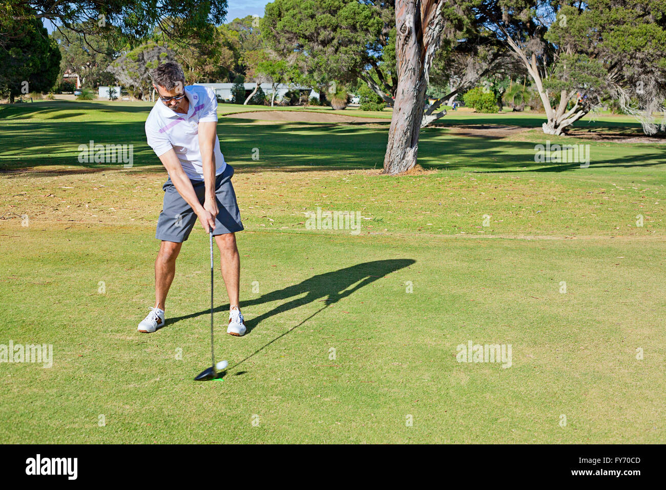 Un giocatore di golf di colpire la palla su un tee-shot, rinvio off, Perth, Australia Foto Stock