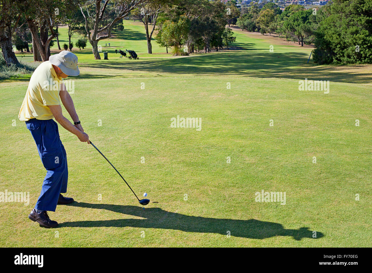 Un giocatore di golf di colpire la palla su un tee-shot Foto Stock