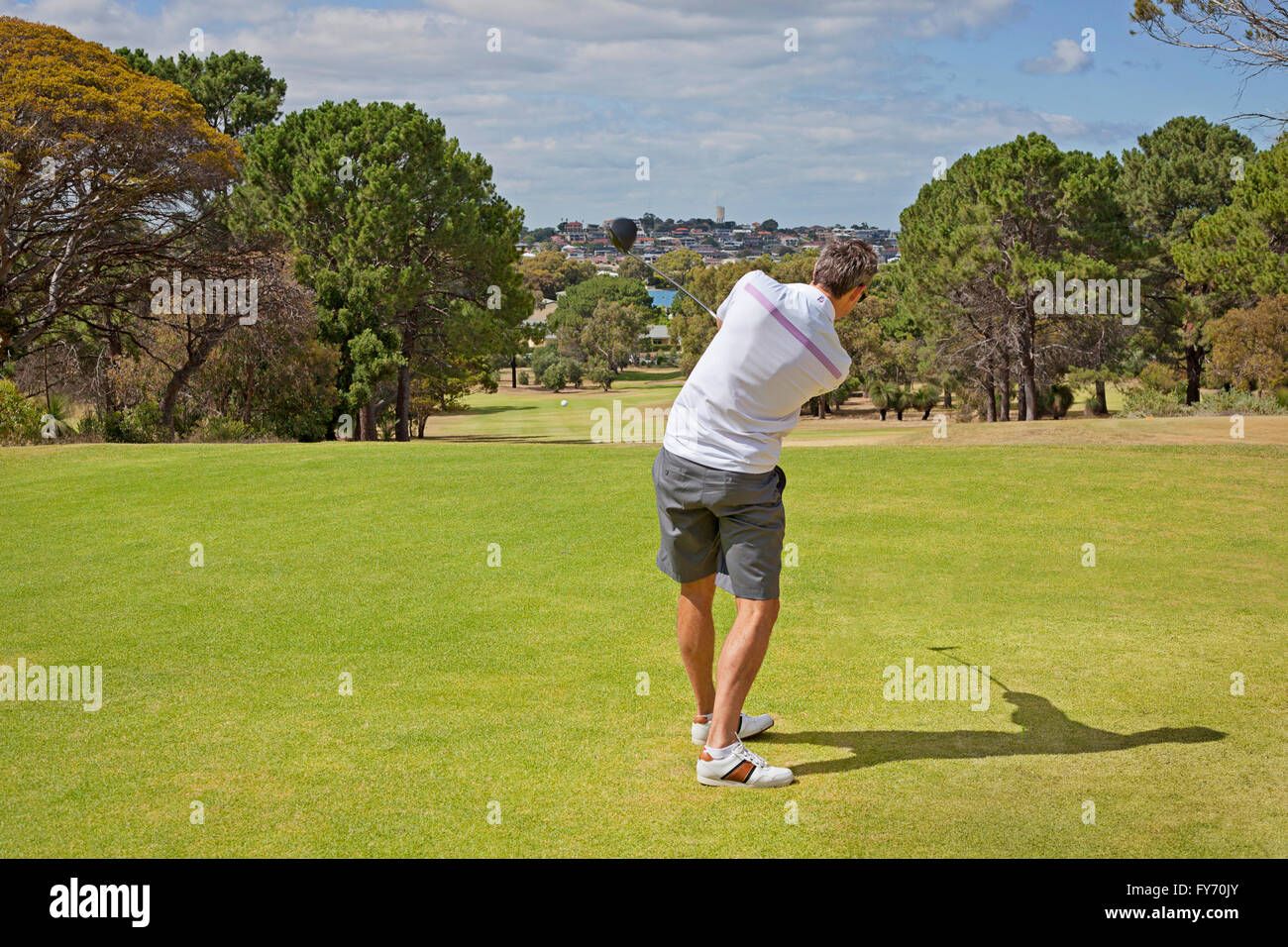 Un giocatore di golf poco dopo colpendo un tee-shot Foto Stock