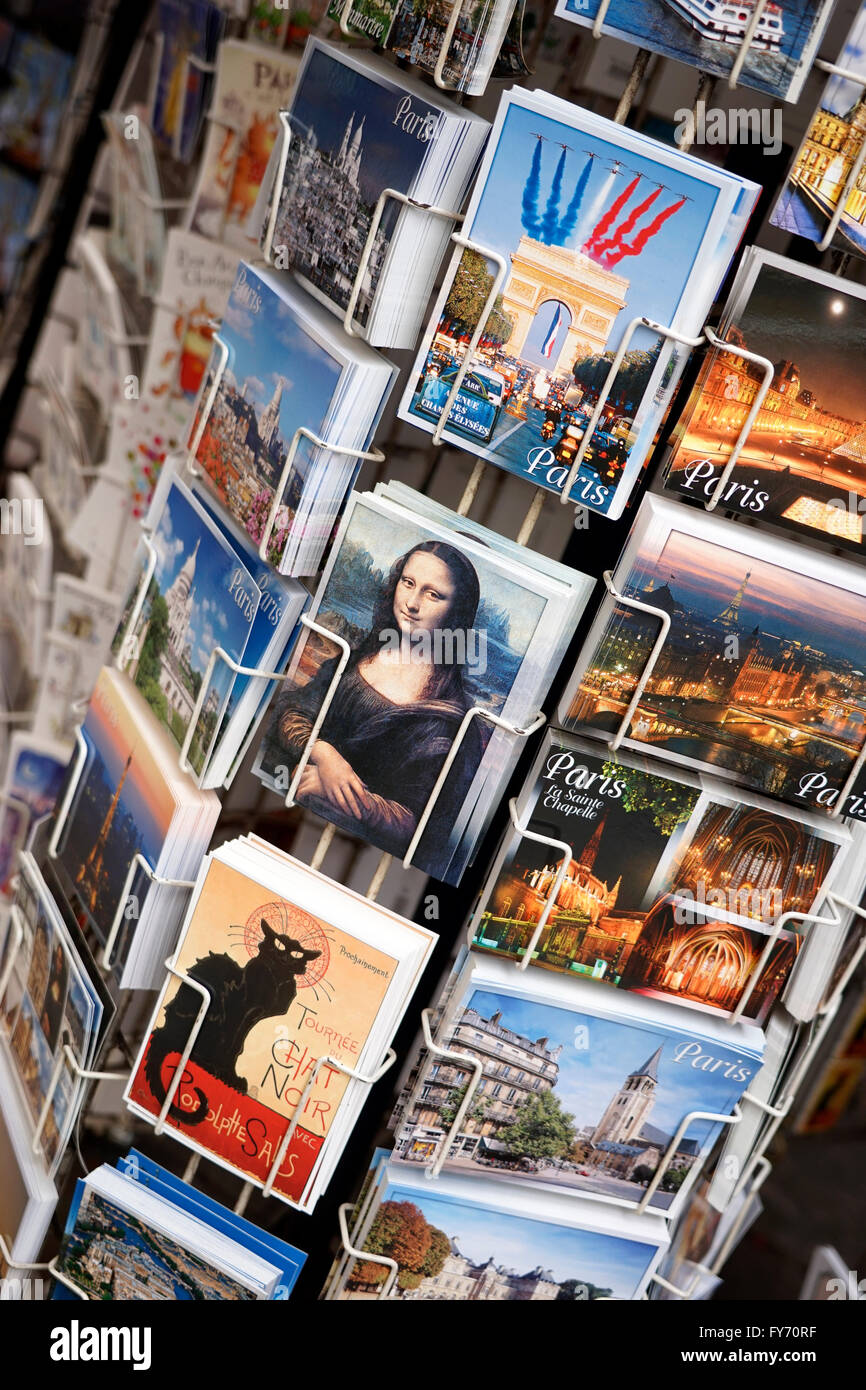 Cartoline postali francesi in vendita in edicola a Parigi.Francia Foto Stock