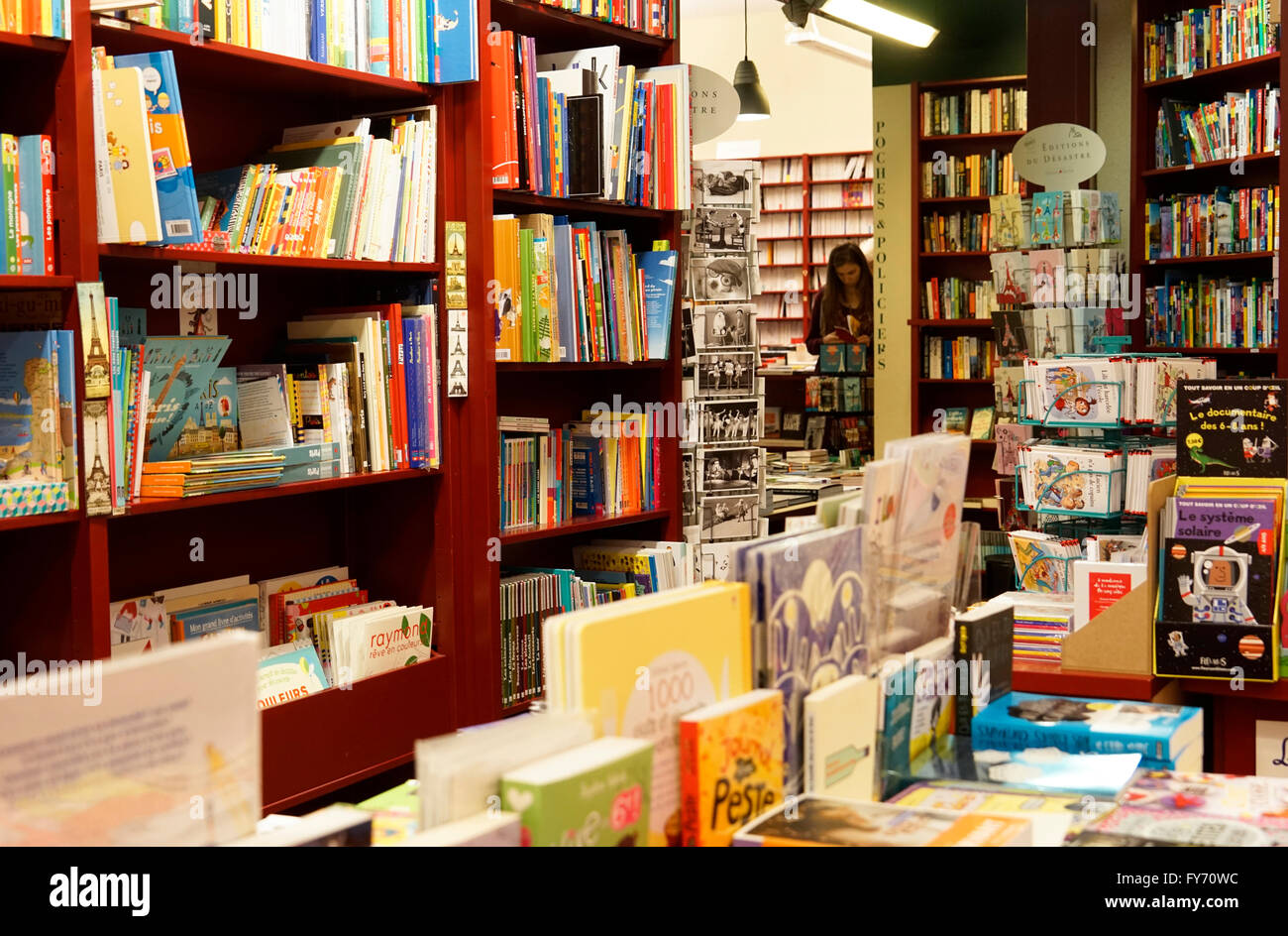 Vista interna di una libreria a Saint Germain des Pres, Parigi, Francese Foto Stock