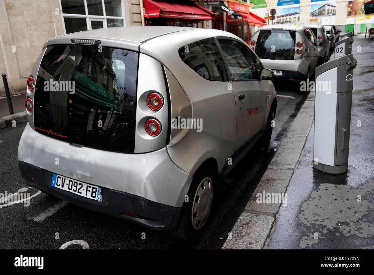 Autolib vetture nella stazione di carica. Autolib è un auto elettrica servizio di condivisione per uso pubblico a Parigi. Francia Foto Stock