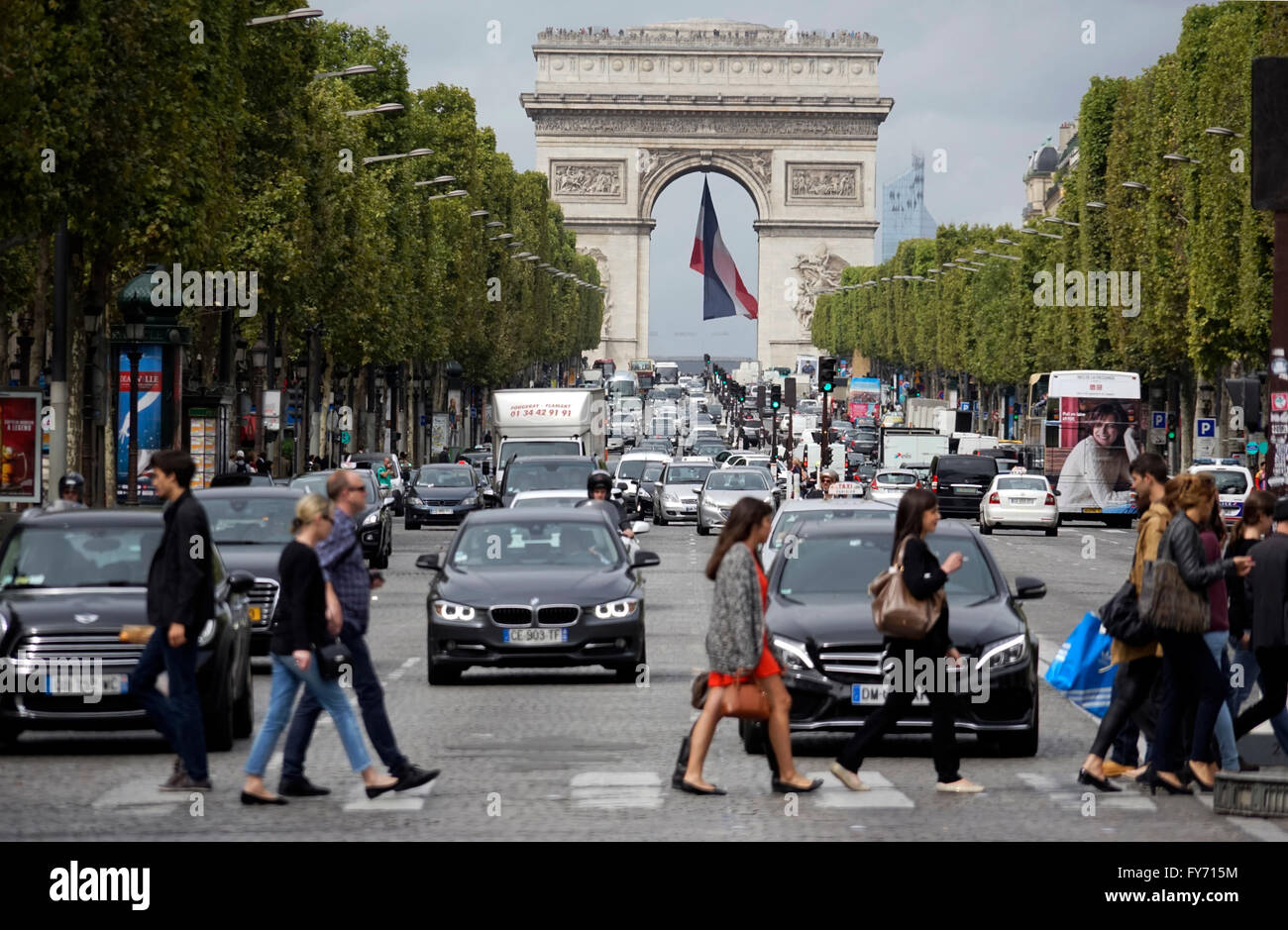 Traffici e pedoni su Avenue des Champs Elysees con Arc de Triomphe in background. Parigi, Francia Foto Stock