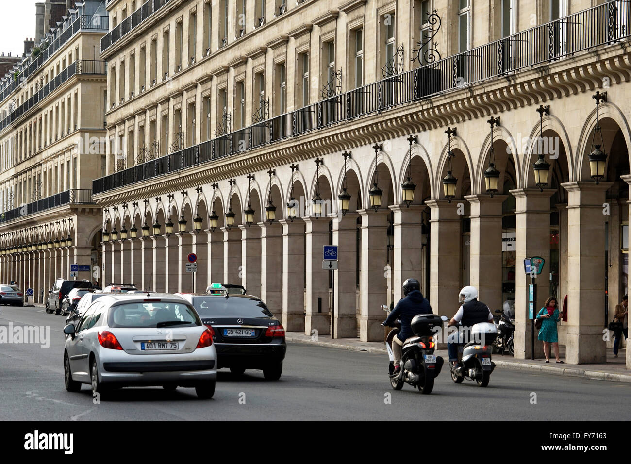 I traffici sulla famosa Rue de Rivoli, Paris, Francia Foto Stock
